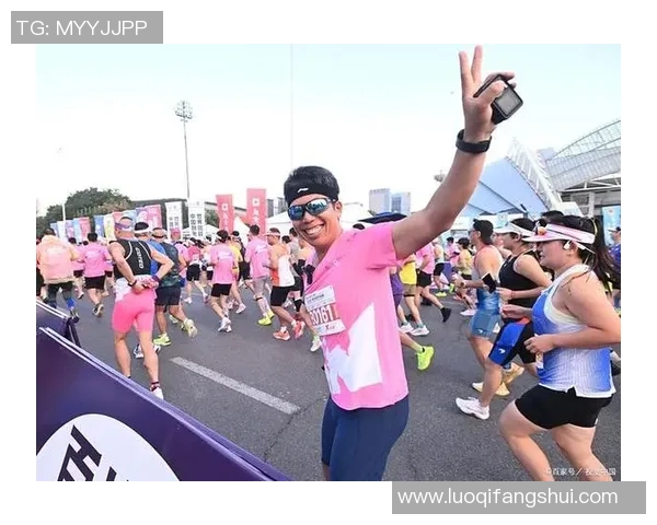 南京城市马拉松点评：极限运动队展现灵活性与团队协作的精彩瞬间